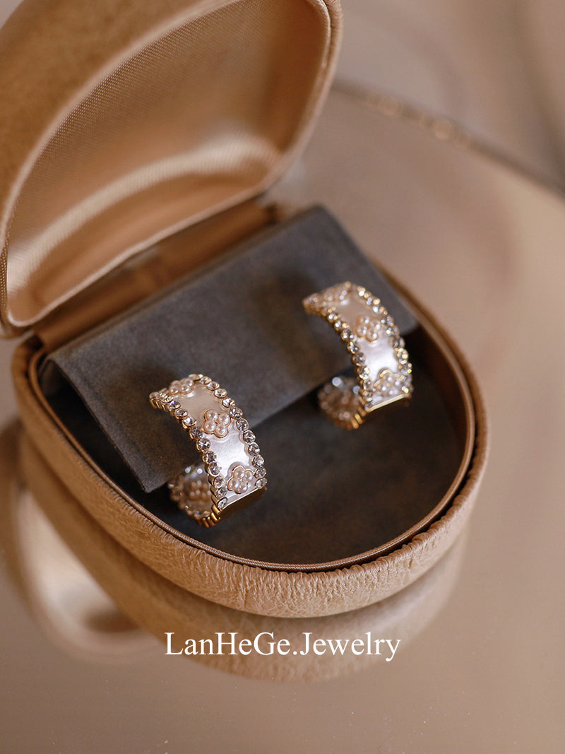 Lanhege French Style Elegance White Sugar Chocolate Classical Light Diamond Stud Earrings C- Ring Special Interest Earrings Graceful Earrings
