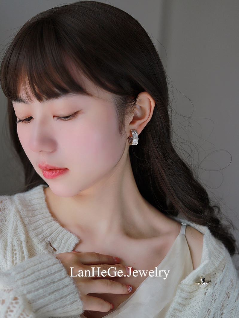 Lanhege French Style Elegance White Sugar Chocolate Classical Light Diamond Stud Earrings C- Ring Special Interest Earrings Graceful Earrings