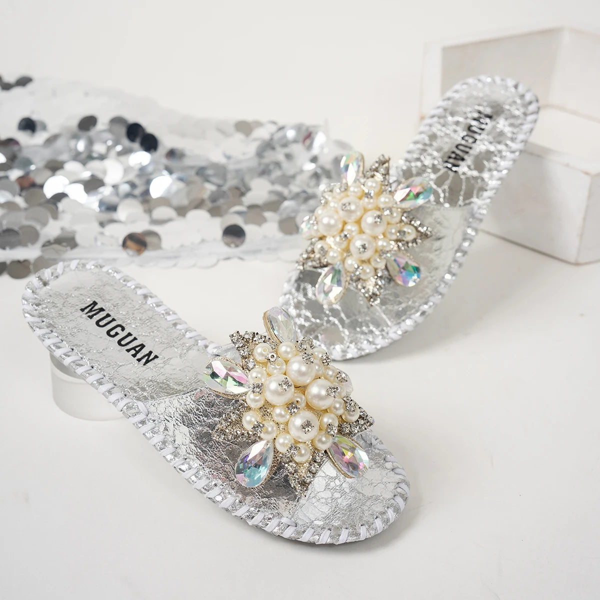 Aphixta New Gold Crystal Flower Slippers Women Summer Round Toe Shoes Outdoor Flat Heel Bling Slides Big Size43 Luxury Flip Flop