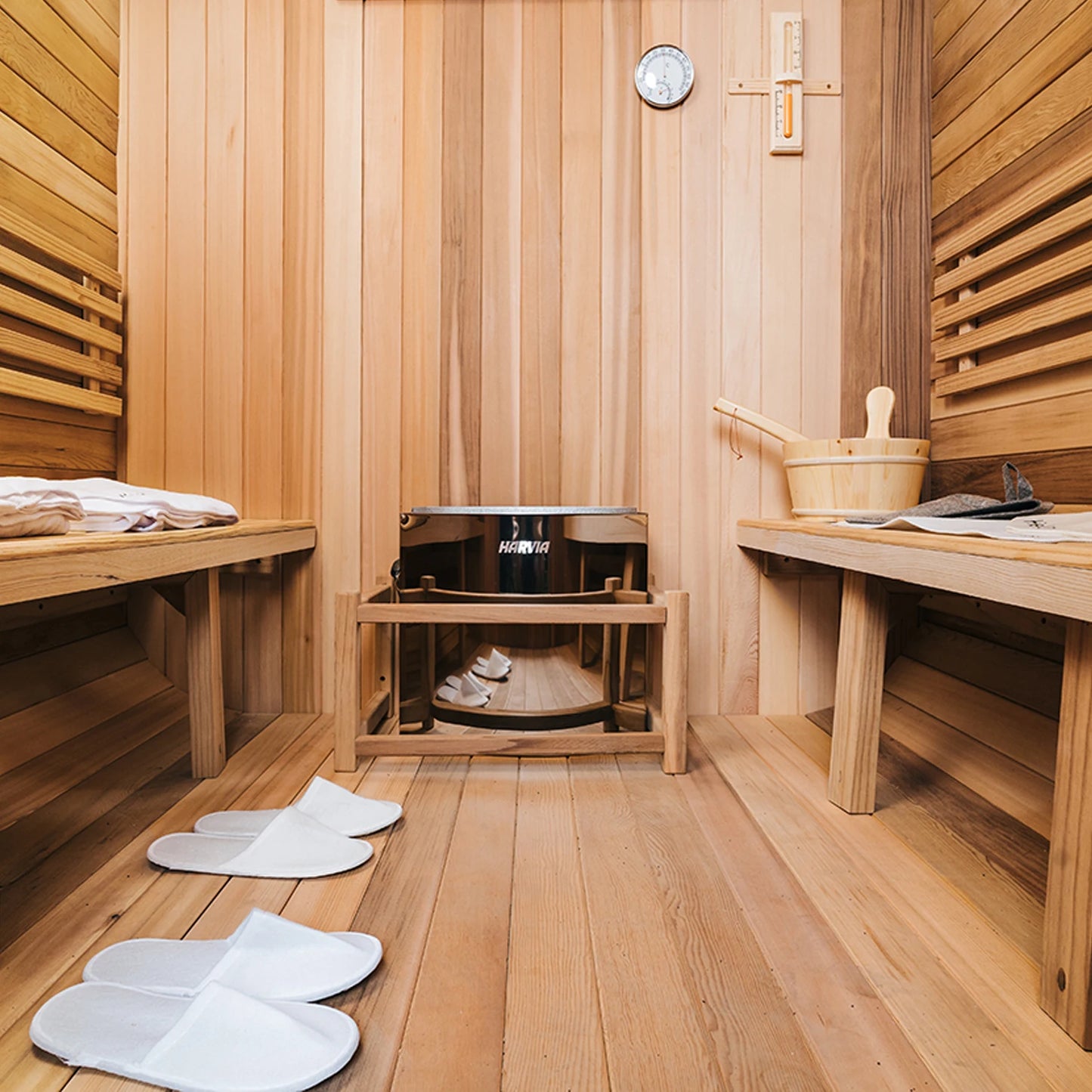 Best-Selling Outdoor 4 Person Cedar Steam Sauna Sliding Door Cube Traditional Wet Steam Sauna for Family Relaxation