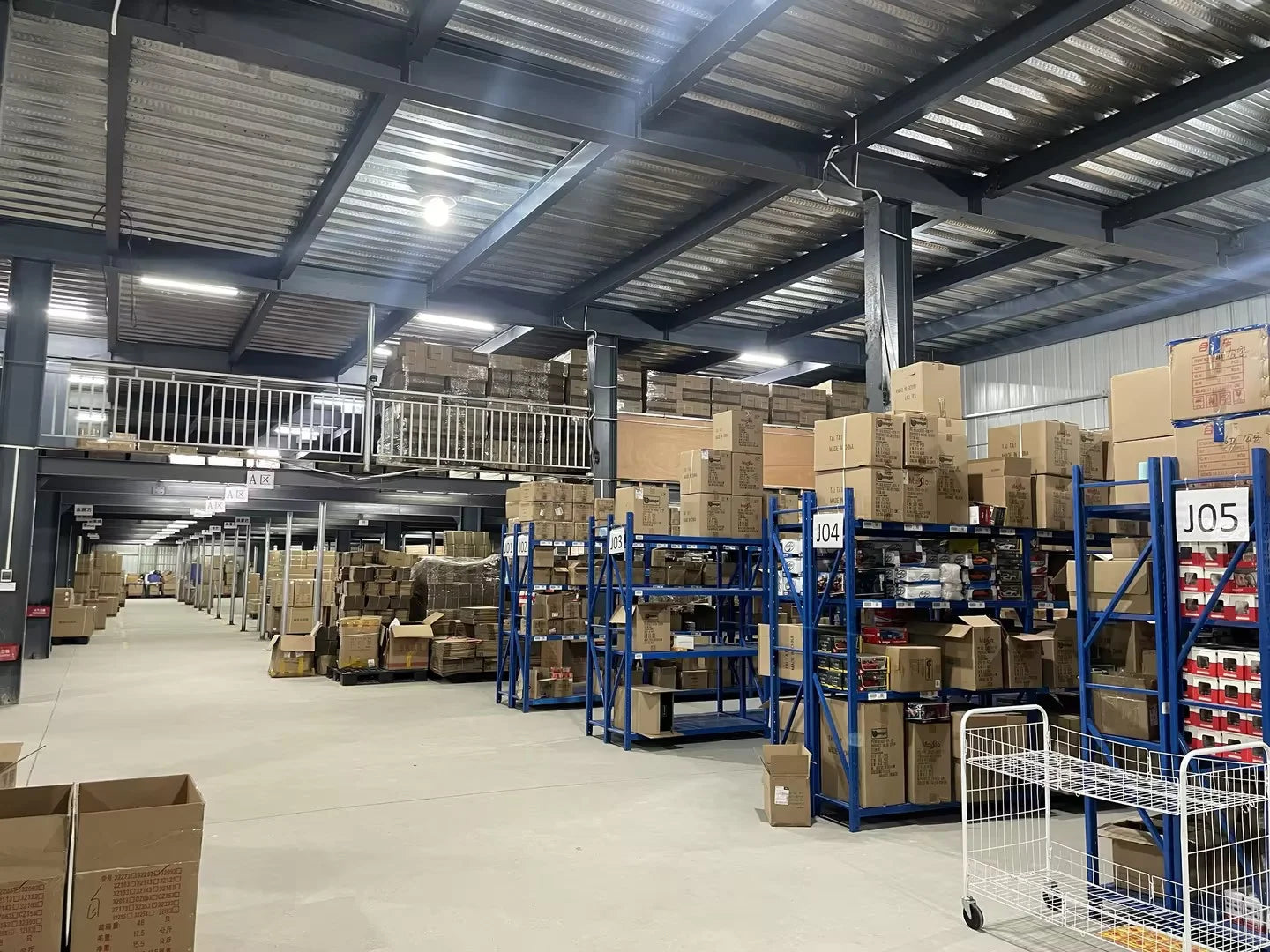 1:18 Russian UAZ TRAVELER BUS Alloy Model Car Toy Diecasts Metal Casting Pull Back Sound and Light Car Toys For Children Vehicle