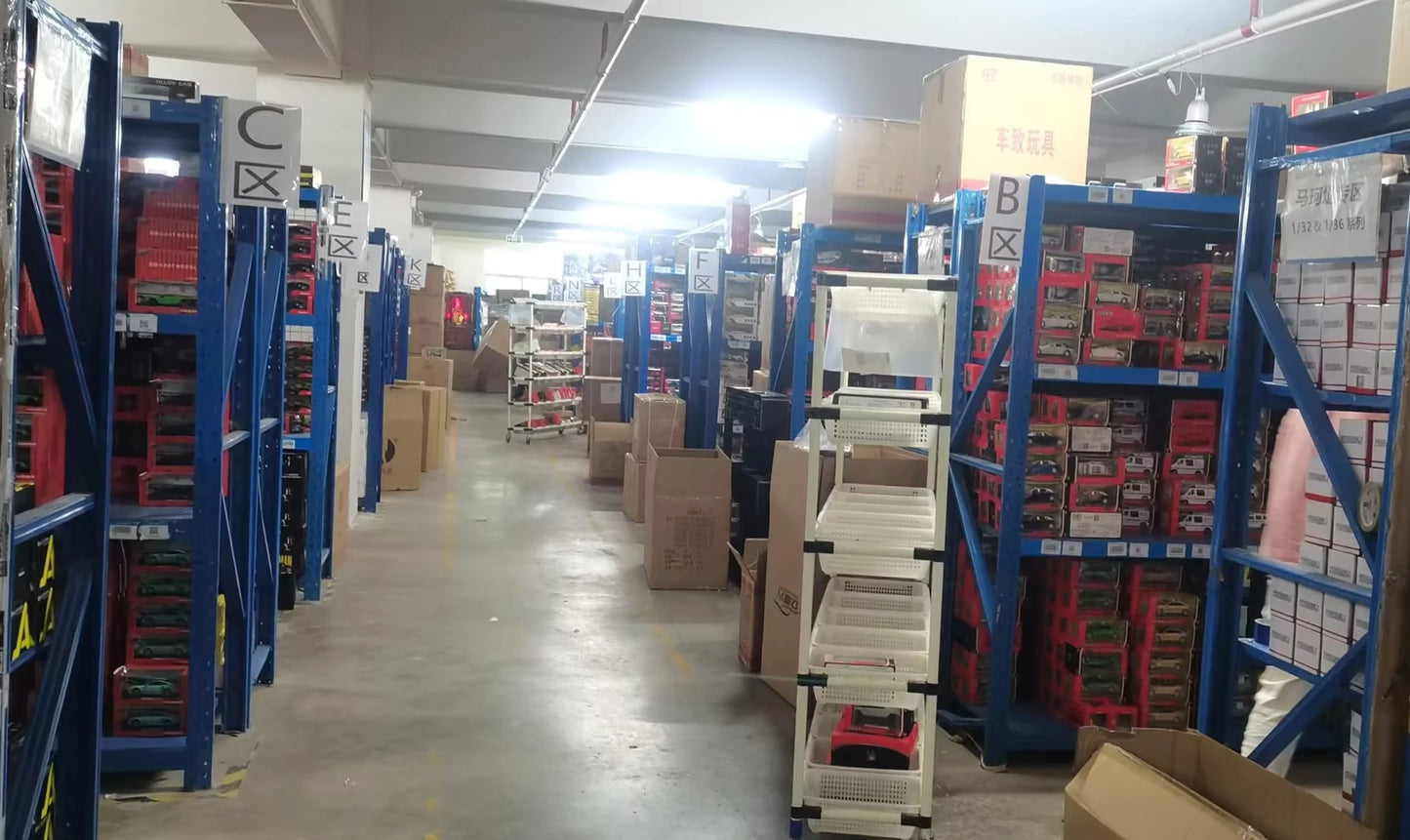 1:18 Russian UAZ TRAVELER BUS Alloy Model Car Toy Diecasts Metal Casting Pull Back Sound and Light Car Toys For Children Vehicle